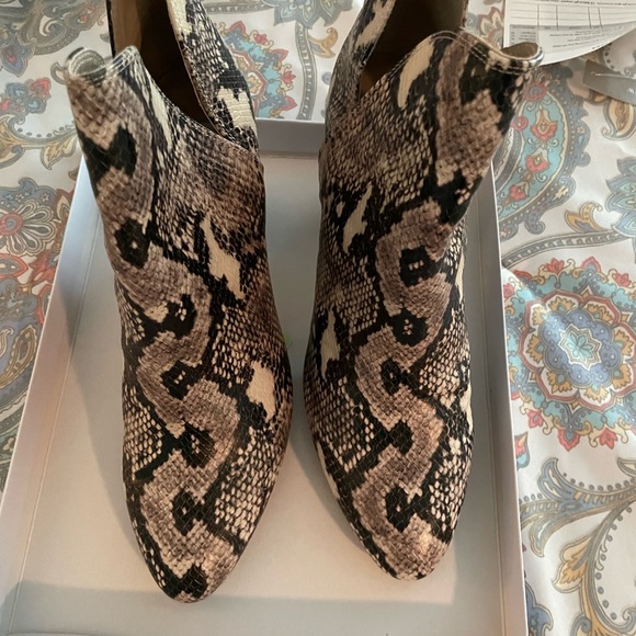 NWB Steve Madden Rookie Booties - Picture 2 of 4